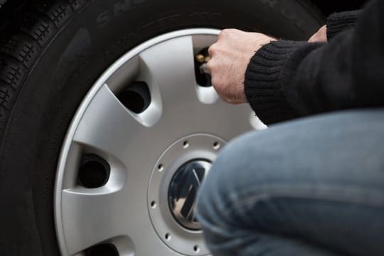 Die Autoreifen müssen regelmäßig überprüft werden.