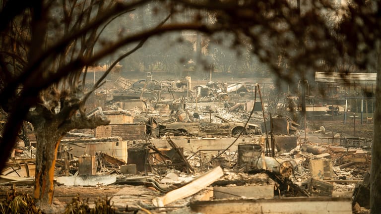 Waldbrände in Kalifornien: Gewaltige Brände im Norden und Süden Kaliforniens haben Hunderte Quadratkilometer Wald vernichtet, Tausende Häuser zerstört und mehr als 40 Todesopfer gefordert.