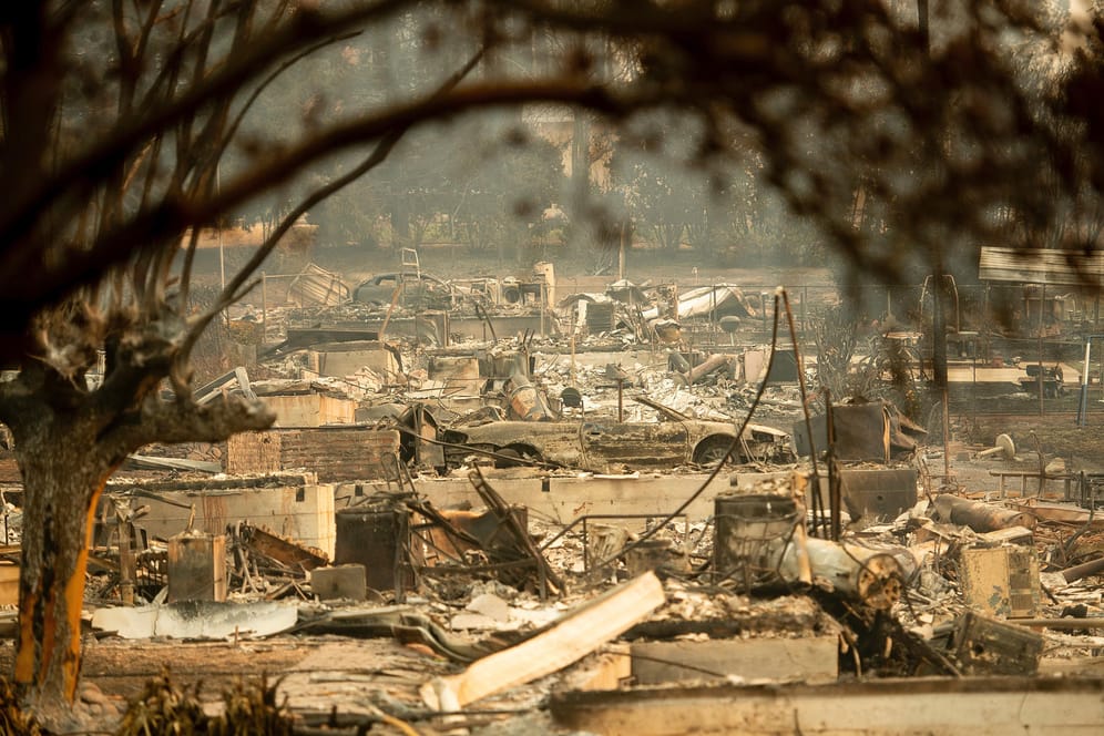 Waldbrände in Kalifornien: Gewaltige Brände im Norden und Süden Kaliforniens haben Hunderte Quadratkilometer Wald vernichtet, Tausende Häuser zerstört und mehr als 40 Todesopfer gefordert.