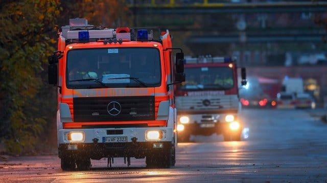 Feuerwehrfahrzeuge auf dem Weg zum Industriepark im Frankfurter Stadtteil Griesheim. Feuerwehrfahrzeuge auf dem Weg zum Industriepark im Frankfurter Stadtteil Griesheim.