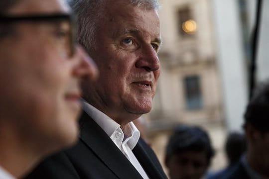 Horst Seehofer (r) Anfang Juli zusammen mit Alexander Dobrindt in Berlin.