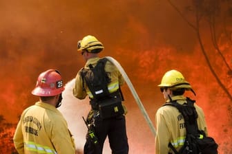 Die Brände in Kalifornien haben bereits Hunderte Quadratkilometer Wald verkohlt, Tausende Häuser zerstört - und sind noch lange nicht eingedämmt.
