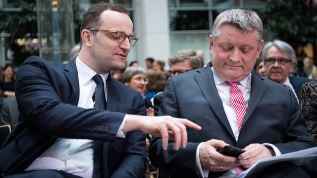 Gesundheitsminister Jens Spahn (l) im Frühjahr zusammen mit seinem Amtsvorgänger Gröhe. Gesundheitsminister Jens Spahn (l) im Frühjahr zusammen mit seinem Amtsvorgänger Gröhe.