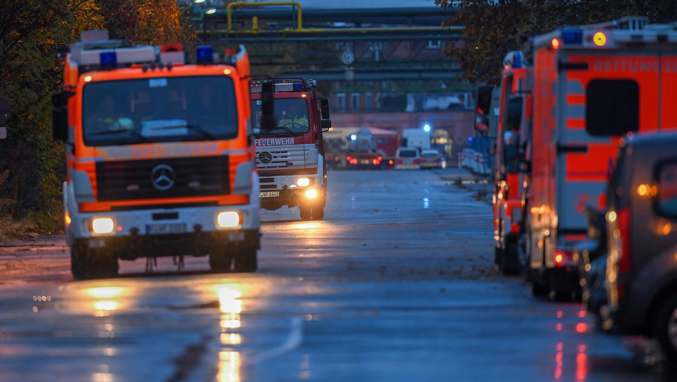 Feuerwehr im Frankfurter Stadtteil Griesheim: Die Bewohner waren am Morgen aufgefordert, Türen und Fenster geschlossen zu halten.
