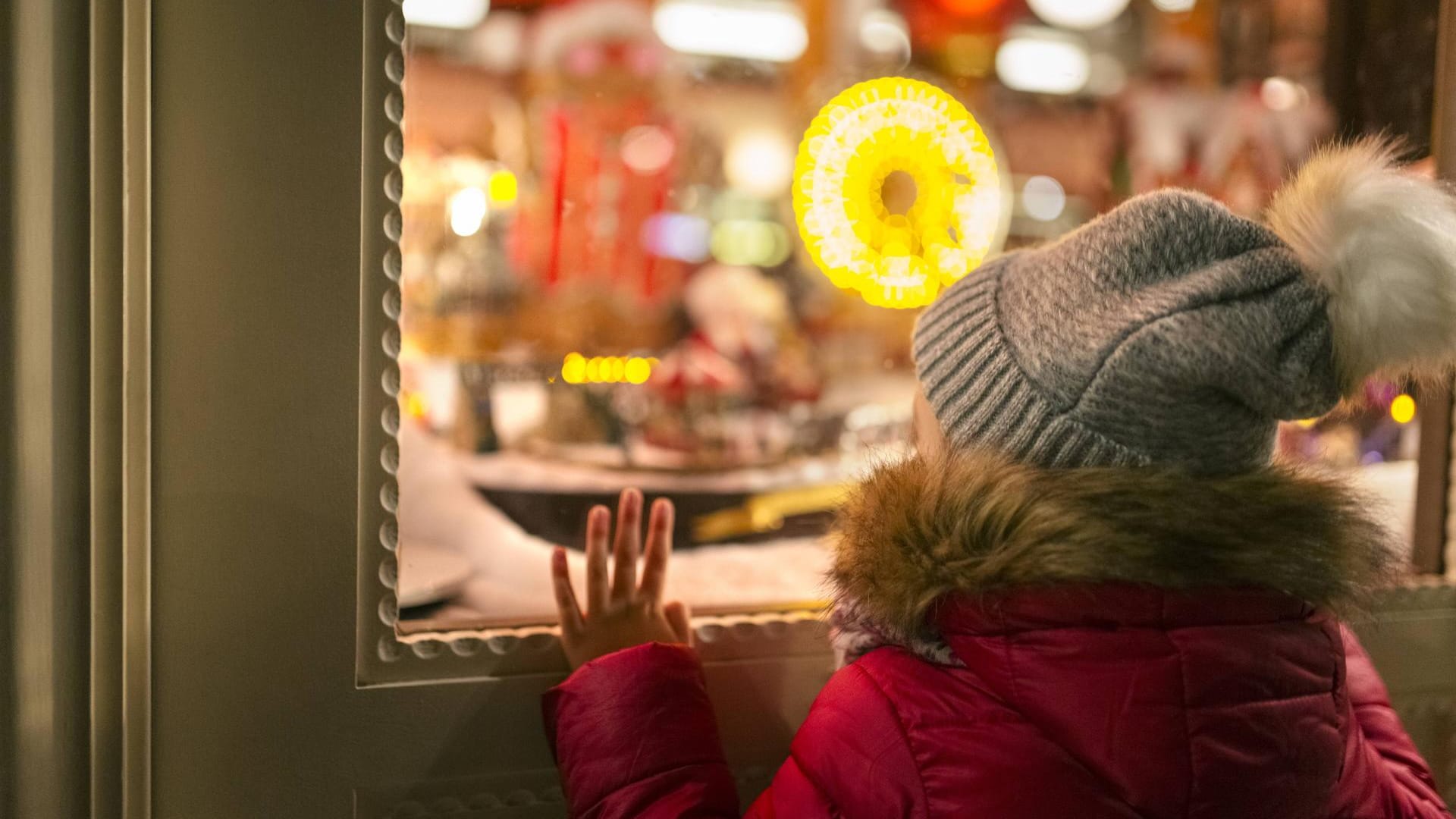 Kind steht vor einem Fenster