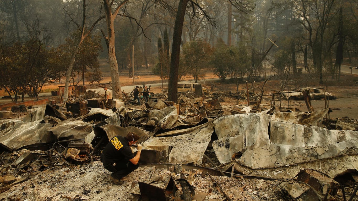 Waldbrände in KalifornienUSA, Paradise: Ein Gerichtsmediziner sucht nach menschlichen Überresten in den Trümmern eines Hauses, das vom "Camp Fire" zerstört wurde.