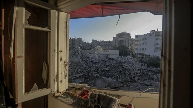 Blick aus dem Fenster in Gaza-Stadt: Das Gebäude der Inneren Sicherheit des Hamas-Innenministeriums liegt in Trümmern. Blick aus dem Fenster in Gaza-Stadt: Das Gebäude der Inneren Sicherheit des Hamas-Innenministeriums liegt in Trümmern.