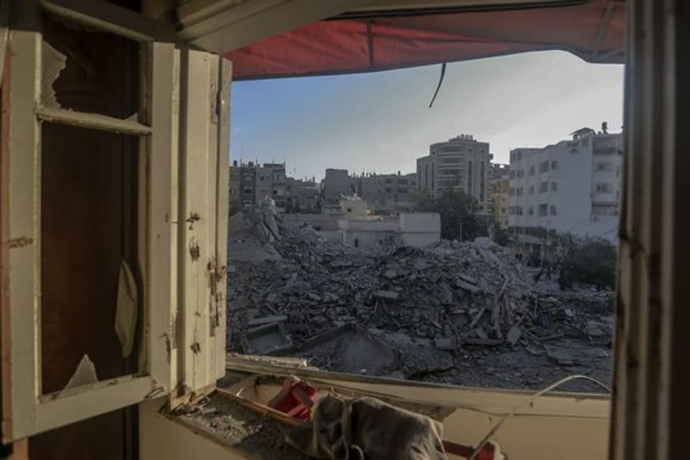 Blick aus dem Fenster in Gaza-Stadt: Das Gebäude der Inneren Sicherheit des Hamas-Innenministeriums liegt in Trümmern.