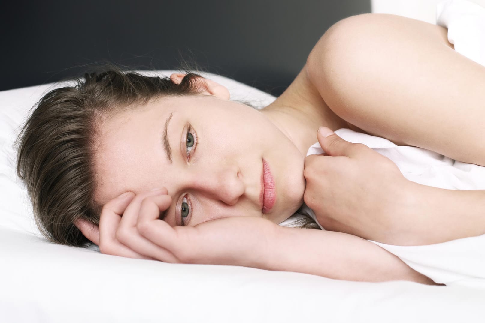 Frau nackt im Bett mit Decke