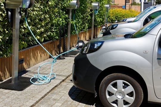 An der Leine: Elektrische Renault Kangoo ZE tanken Energie.