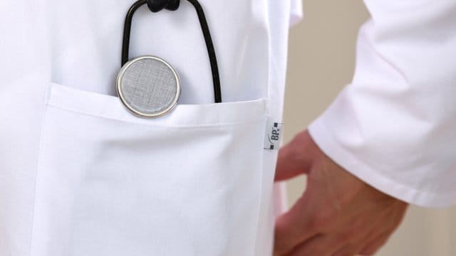 Behandlung durch den Chefarzt und ein Einzelzimmer? Wem das bei einem Krankenhaus-Aufenthalt wichtig ist, der kann eine Zusatzversicherung abschließen. Behandlung durch den Chefarzt und ein Einzelzimmer? Wem das bei einem Krankenhaus-Aufenthalt wichtig ist, der kann eine Zusatzversicherung abschließen.