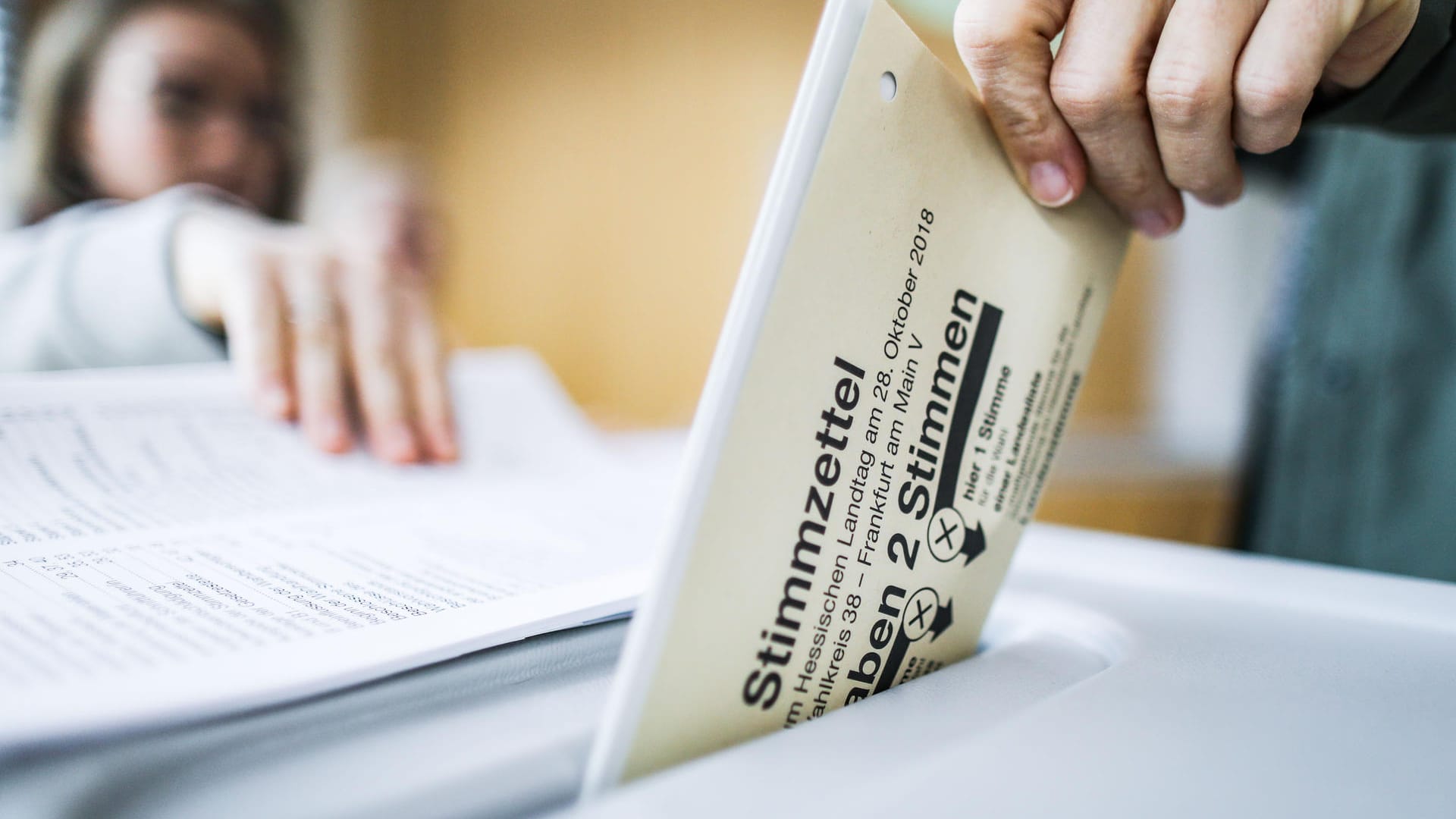 Eine Wählerin in Hessen wirft ihren Stimmzettel in die Wahlurne: Vor gut zwei Wochen hat Hessen gewählt – nun könnte sich das Ergebnis verschieben. Eine Wählerin in Hessen wirft ihren Stimmzettel in die Wahlurne: Vor gut zwei Wochen hat Hessen gewählt – nun könnte sich das Ergebnis verschieben.