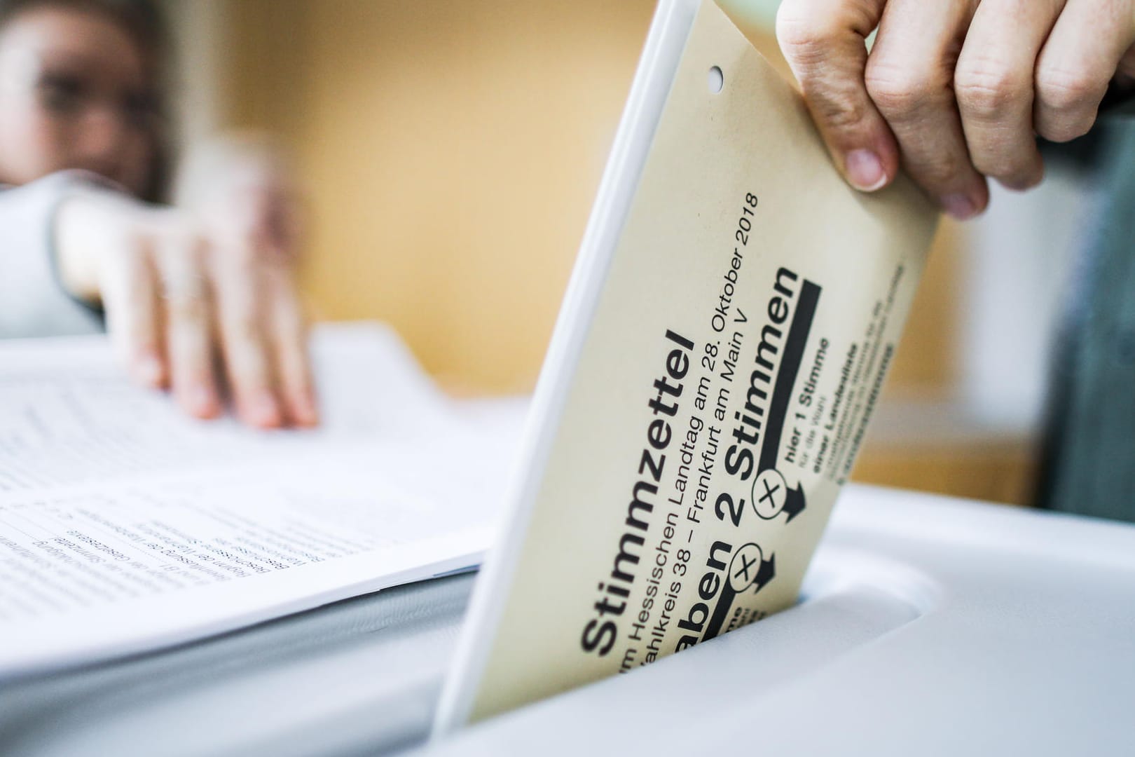 Eine Wählerin in Hessen wirft ihren Stimmzettel in die Wahlurne: Vor gut zwei Wochen hat Hessen gewählt – nun könnte sich das Ergebnis verschieben.