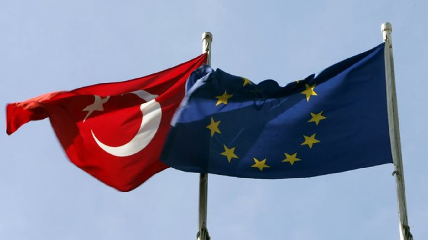 Die Unterstützung der Türkei mit bis zu sechs Milliarden Euro war mit dem im März 2016 geschlossenen Flüchtlingspakt vereinbart worden.