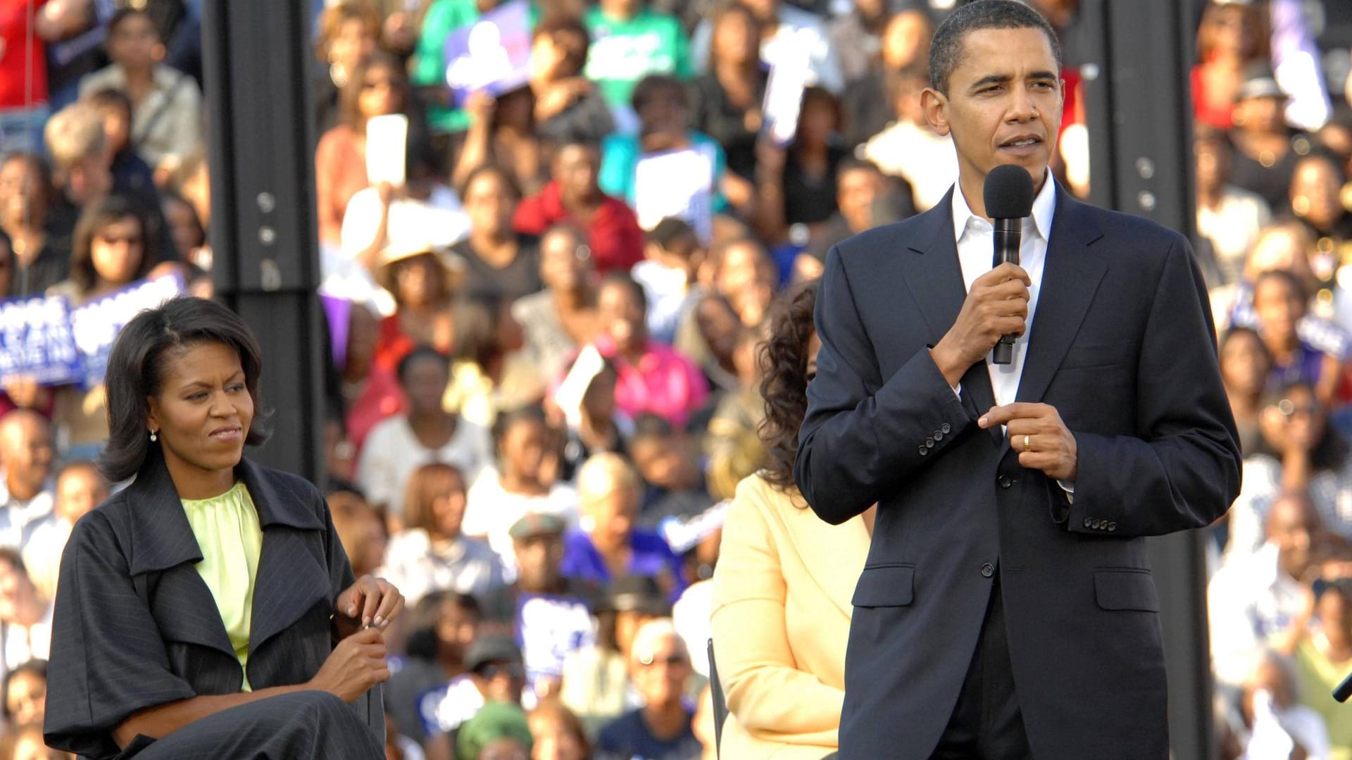 Der damalige US-Senator Barack Obama und seine Frau Michelle nehmen im Jahr 2007 an einem Wahlkampfauftritt im Präsidentschaftswahlkampf teil.