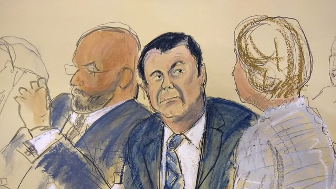 Gerichtszeichnung: Joaquin "El Chapo" Guzmán (M) auf der Anklagebank in Brooklyn.