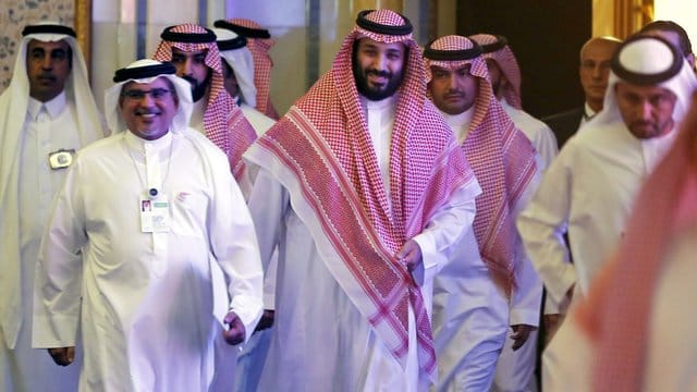Der in der Khashoggi-Affäre unter Druck geratene saudische Kronprinz Mohammed bin Salman hat den gewaltsamen Tod des Journalisten als "abscheulichen Vorfall" bezeichnet. Der in der Khashoggi-Affäre unter Druck geratene saudische Kronprinz Mohammed bin Salman hat den gewaltsamen Tod des Journalisten als "abscheulichen Vorfall" bezeichnet.
