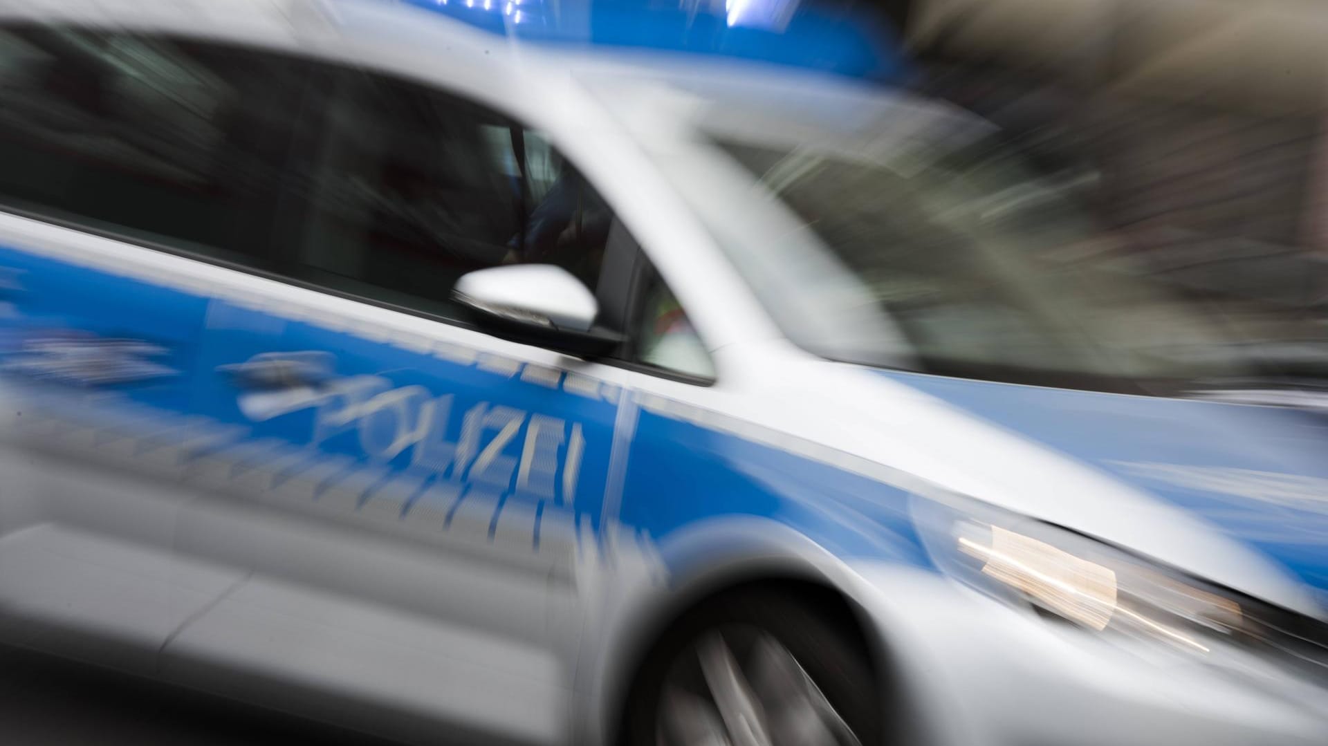 Polizeiwagen im Einsatz: Dem Beschuldigten wird sechsfacher Mord sowie versuchter Mord in drei und schwere Körperverletzung in drei weiteren Fällen vorgeworfen (Symbolfoto). Polizeiwagen im Einsatz: Dem Beschuldigten wird sechsfacher Mord sowie versuchter Mord in drei und schwere Körperverletzung in drei weiteren Fällen vorgeworfen (Symbolfoto).