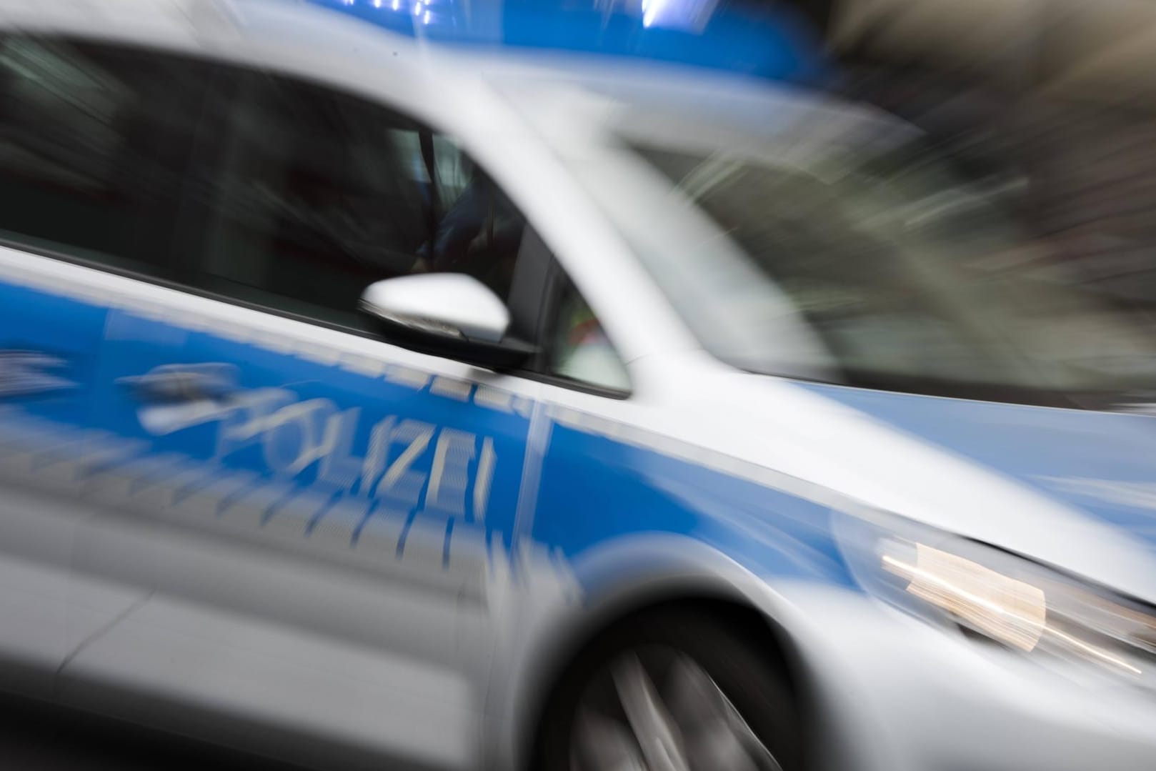 Polizeiwagen im Einsatz: Dem Beschuldigten wird sechsfacher Mord sowie versuchter Mord in drei und schwere Körperverletzung in drei weiteren Fällen vorgeworfen (Symbolfoto).