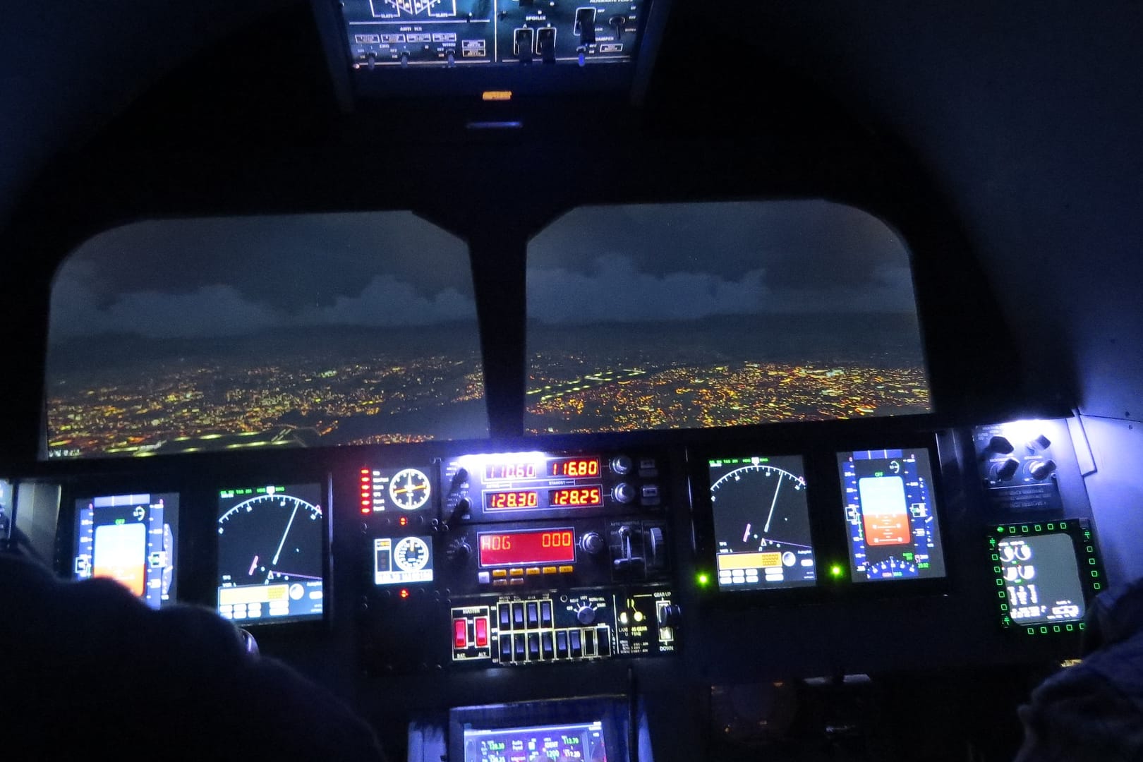 Besatzungen mehrer Verkehrsflugzeuge bot sich ein rätselhafter Anblick. Sie berichteten von einem Objekt oder Objekten, das oder die sich bei hereinbrechender Morgendämmerung sehr schnell bewegt hatten.