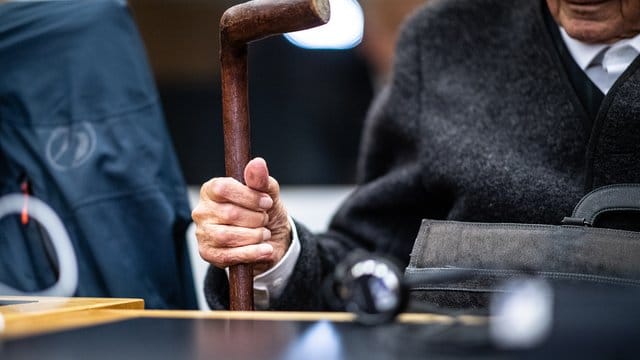 Dritter Prozesstag im Landgericht Münster gegen den ehemaligen SS-Wachmann im Konzentrationslager Stutthof: Dem 94 Jahre alten Mann aus dem Kreis Borken wirft die Staatsanwaltschaft hundertfache Beihilfe zum Mord vor. Dritter Prozesstag im Landgericht Münster gegen den ehemaligen SS-Wachmann im Konzentrationslager Stutthof: Dem 94 Jahre alten Mann aus dem Kreis Borken wirft die Staatsanwaltschaft hundertfache Beihilfe zum Mord vor.