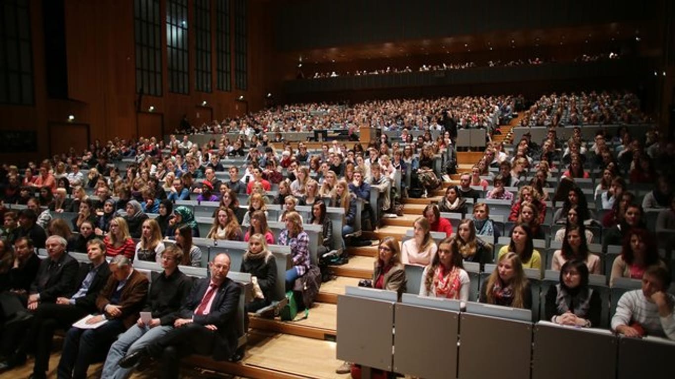 Studenten verfolgen eine Einführungsveranstaltung an der Universität Köln.