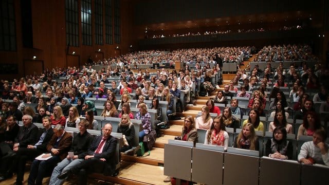Studenten verfolgen eine Einführungsveranstaltung an der Universität Köln. Studenten verfolgen eine Einführungsveranstaltung an der Universität Köln.