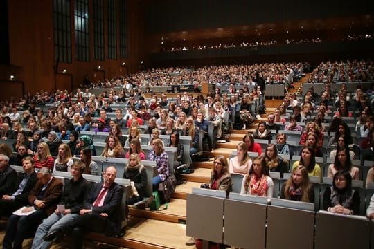 Studenten verfolgen eine Einführungsveranstaltung an der Universität Köln.