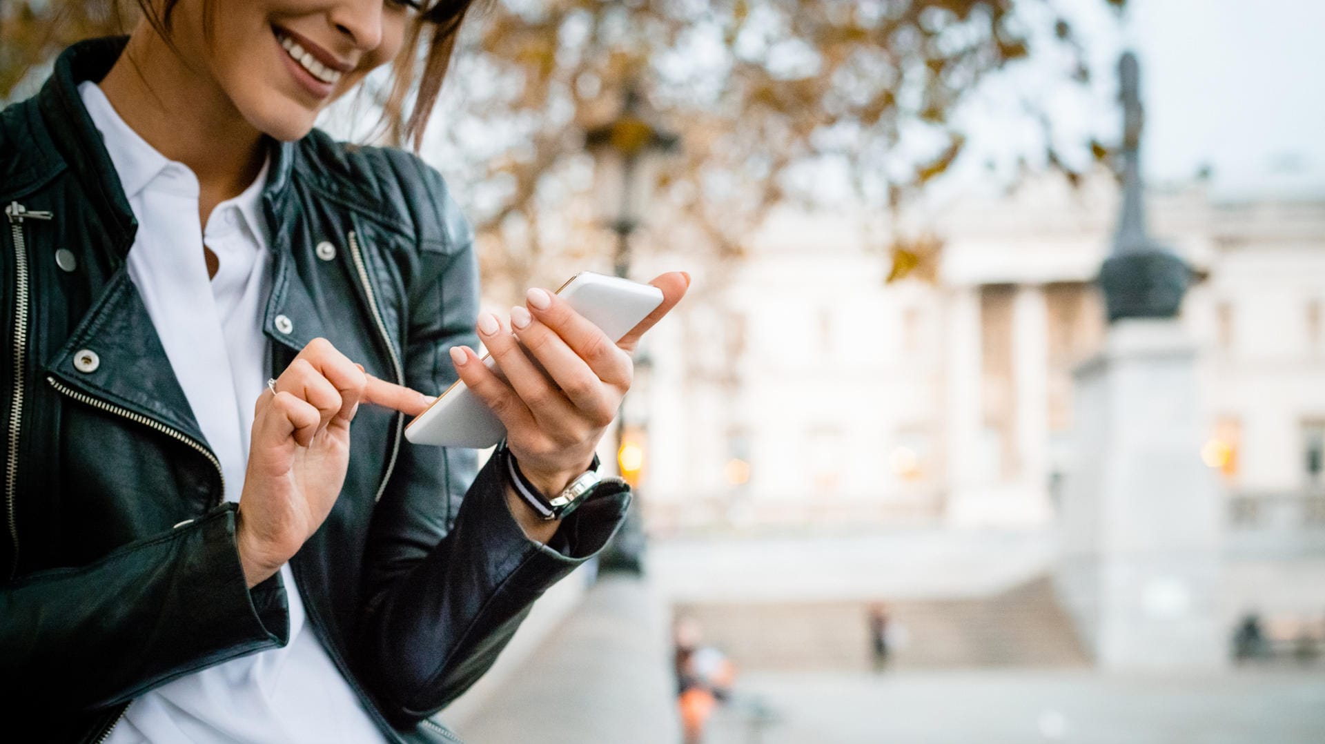 Eine Frau mit Smartphone (Symbolbild): WhatsApp-Nutzer können mithilfe von Apps ihre eigenen Sticker erstellen.