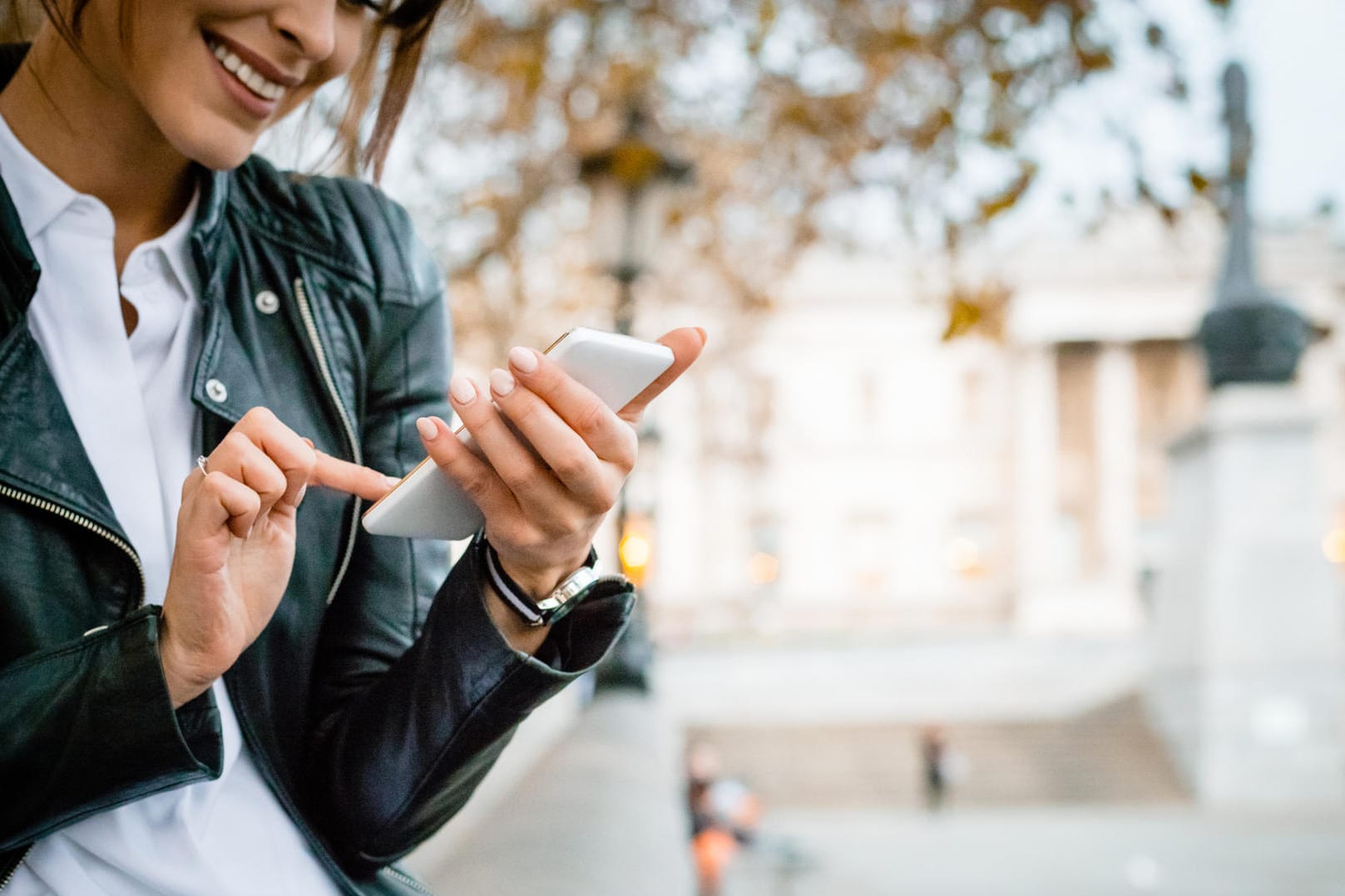 Eine Frau mit Smartphone (Symbolbild): WhatsApp-Nutzer können mithilfe von Apps ihre eigenen Sticker erstellen.