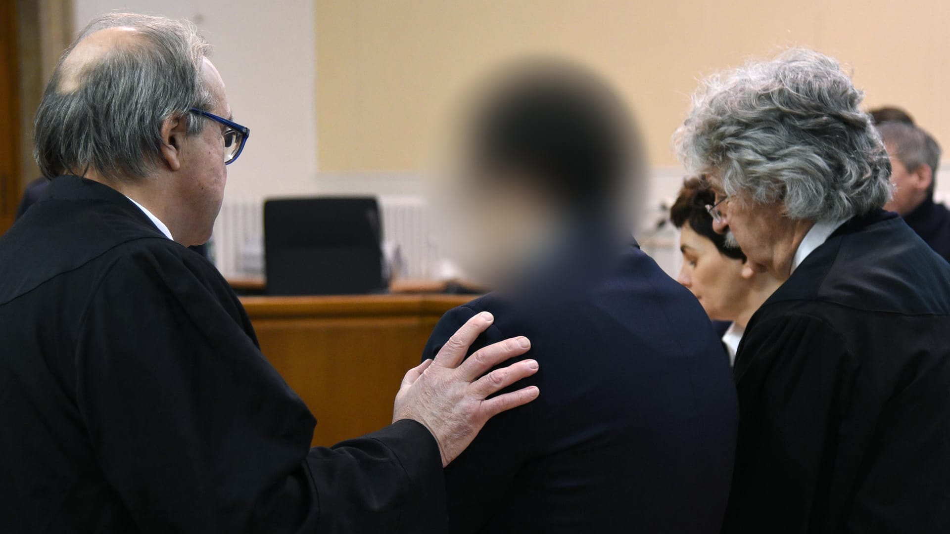 Der angeklagte Enkel der Mordopfer zwischen seinen Anwälten: Der 26-Jährige soll seine Großeltern aus Habgier getötet haben. (Archivbild) Der angeklagte Enkel der Mordopfer zwischen seinen Anwälten: Der 26-Jährige soll seine Großeltern aus Habgier getötet haben. (Archivbild)