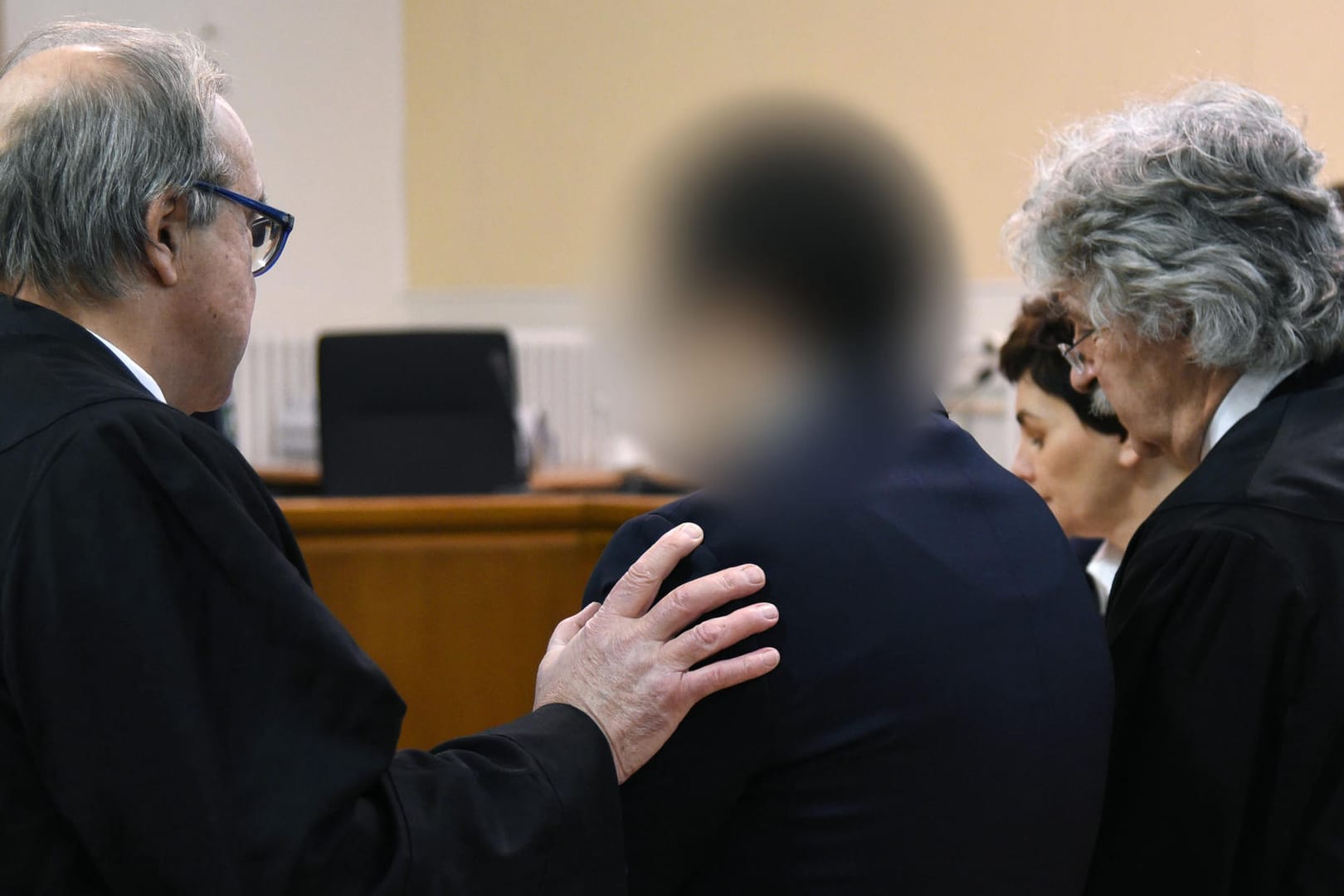Der angeklagte Enkel der Mordopfer zwischen seinen Anwälten: Der 26-Jährige soll seine Großeltern aus Habgier getötet haben. (Archivbild)
