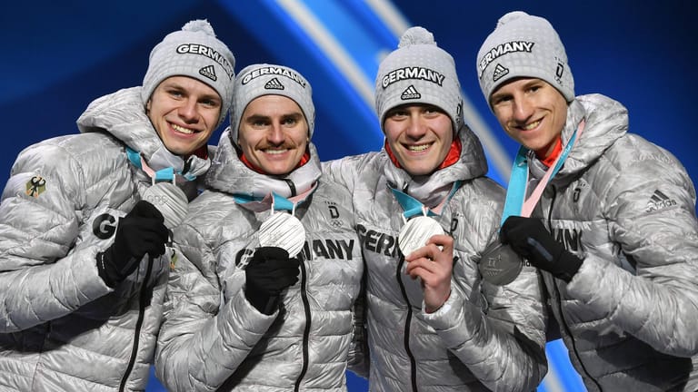 Der größte Erfolg in der Karriere des Karl Geiger (rechts): Mit seinen Teamkollegen (von links) Andreas Wellinger, Richard Freitag und Stephan Leyhe gewinnt er Silber bei den Olympischen Spielen in Pyeongchang.