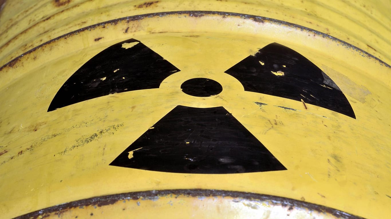 Ein Faß mit einem Symbol für Radioaktivität: Das gefundene Cäsium hat eine Halbwertszeit von 30 Jahren. (Symbolbild)