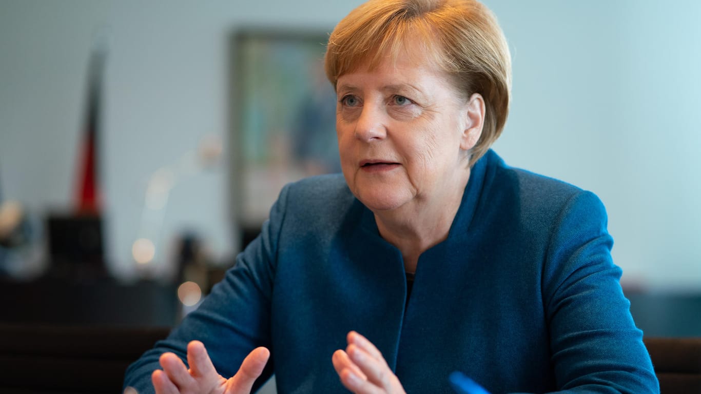 Merkel über den stockenden Ausbau von schnellem Internet in Deutschland: "Als Staat setzen wir Prioritäten und machen nun ein Sonderausbauprogramm für alle Schulen und alle Gewerbegebiete, damit sie ans Glasfasernetz angeschlossen werden."