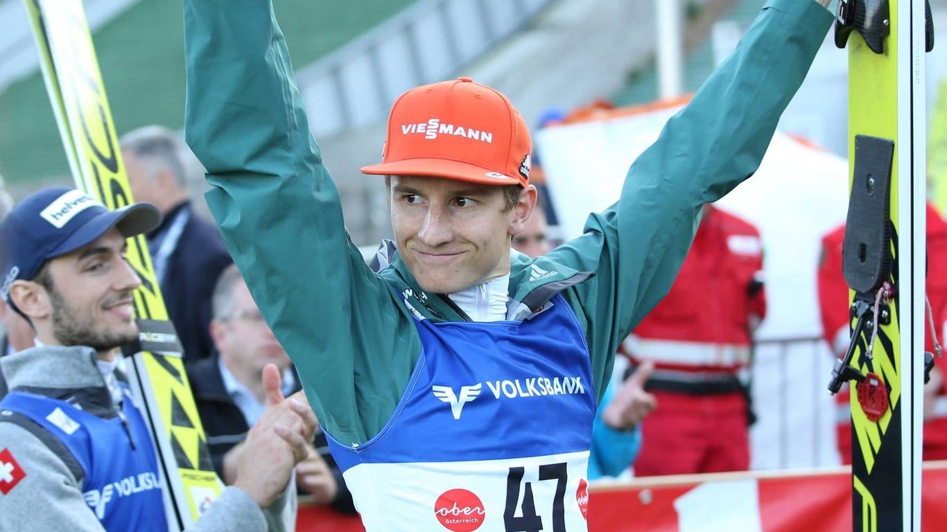 Karl Geiger jubelt beim Sommer-Grand-Prix im österreichischen Hinzenbach. Der Oberstdorfer wurde Zweiter in der Gesamtwertung.