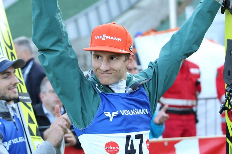 Karl Geiger jubelt beim Sommer-Grand-Prix im österreichischen Hinzenbach. Der Oberstdorfer wurde Zweiter in der Gesamtwertung.
