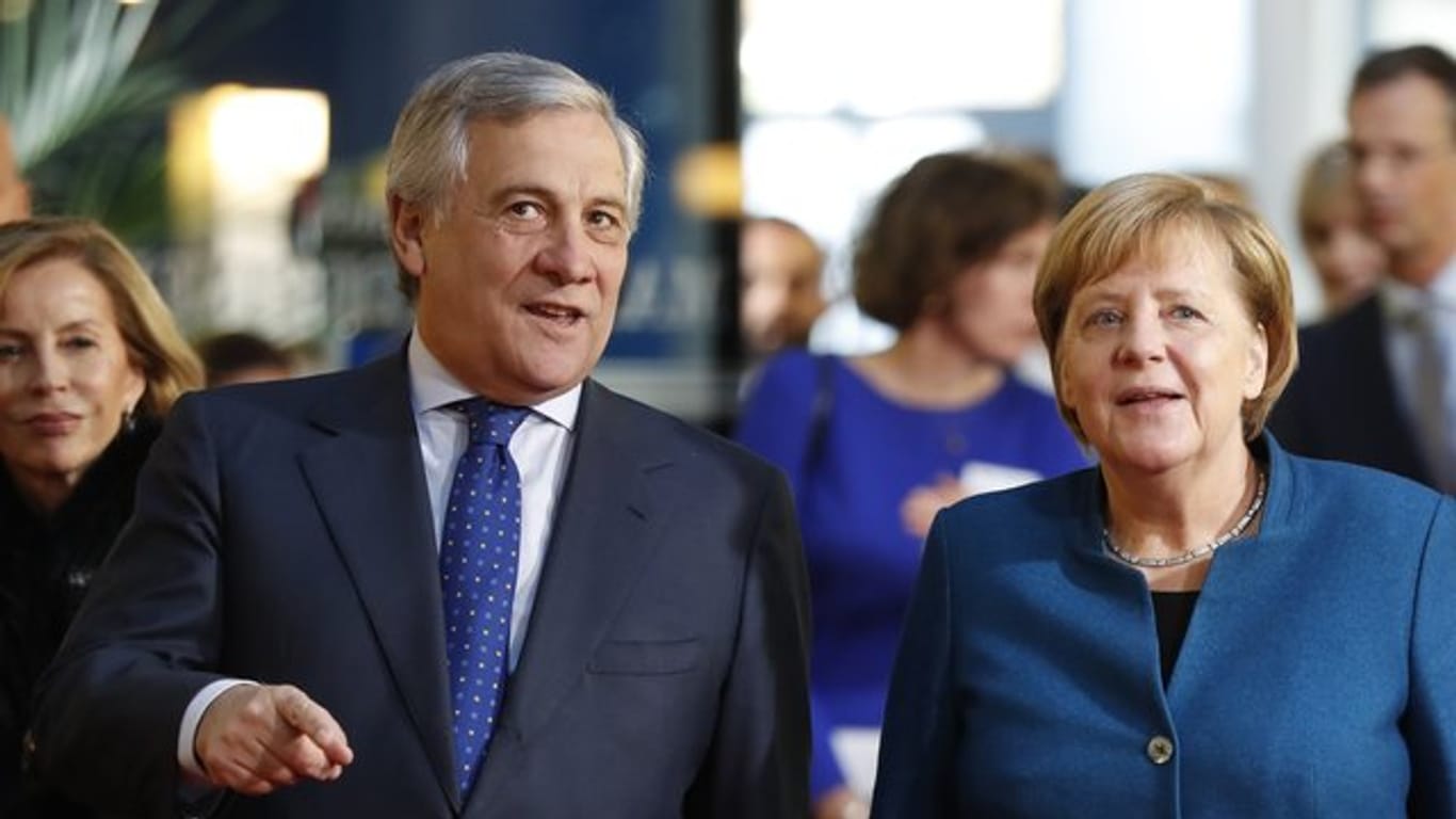 Bundeskanzlerin Angela Merkel (CDU) wird von Antonio Tajani, dem Präsidenten des Europäischen Parlaments, begrüßt.