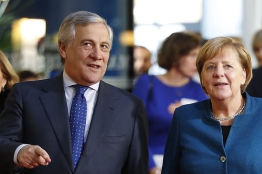 Bundeskanzlerin Angela Merkel (CDU) wird von Antonio Tajani, dem Präsidenten des Europäischen Parlaments, begrüßt.