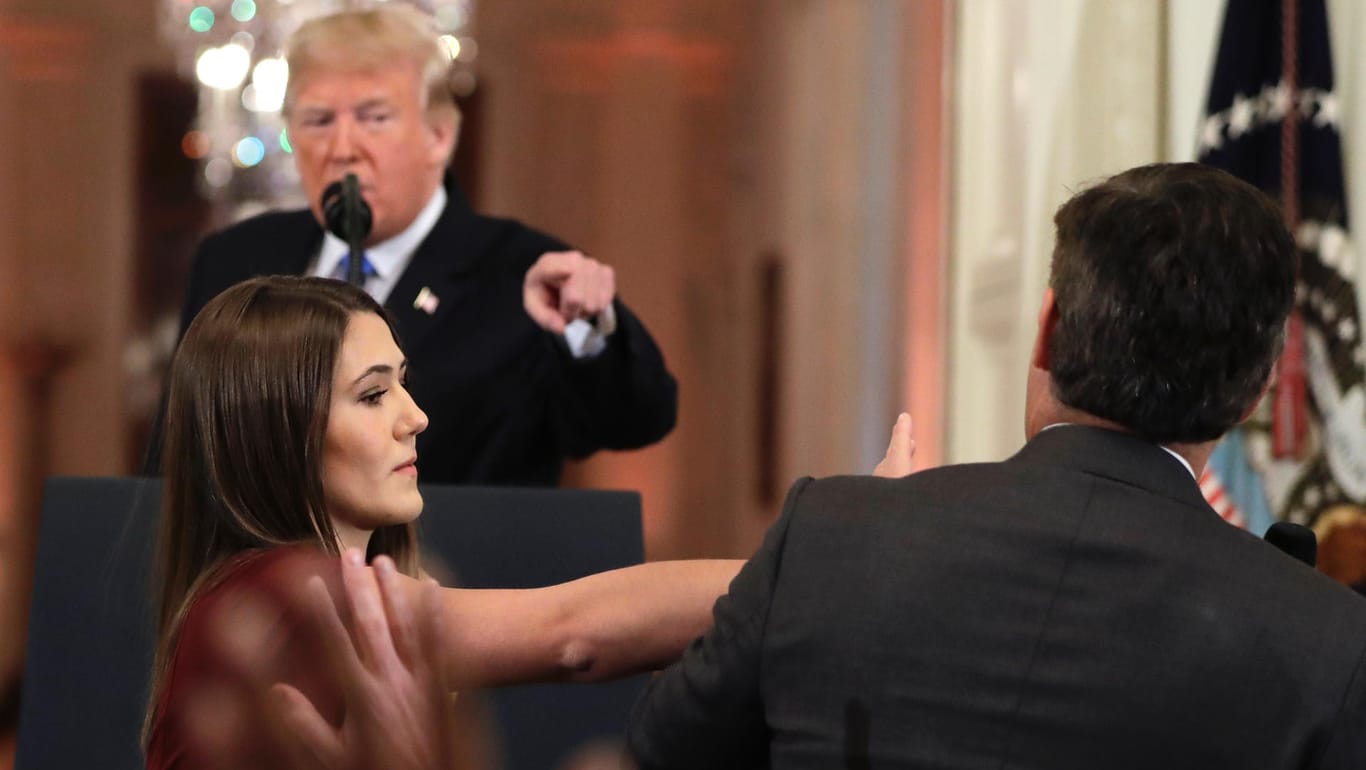 Die Szene, die für so viele Diskussionen sorgte: US-Präsident Trump und Reporter Acosta bei einer Pressekonferenz im Weißen Haus, links eine Mitarbeiterin der US-Regierung.
