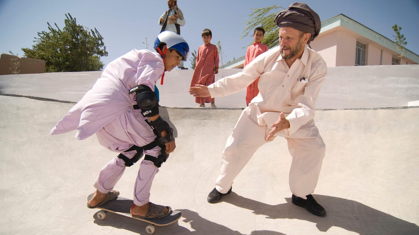 Im afghanischen Karokh bringt Titus Dittmann Kindern das Skateboardfahren näher.
