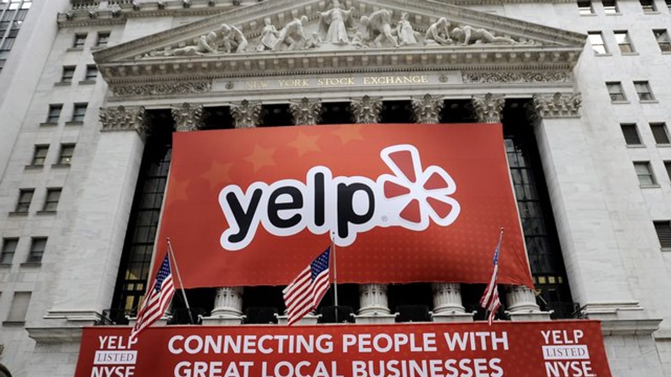 Ein Banner mit dem Logo des Bewertungsportals Yelp hängt am Gebäude des New York Stock Exchange in New York.