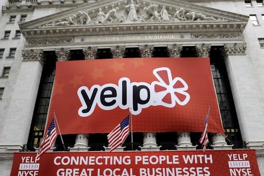 Ein Banner mit dem Logo des Bewertungsportals Yelp hängt am Gebäude des New York Stock Exchange in New York.