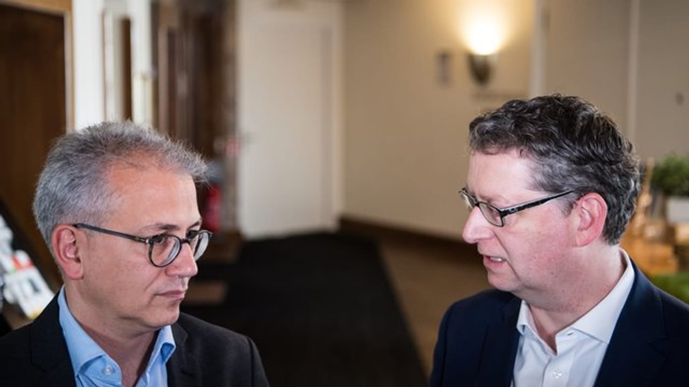 Mögliche Koalitionspartner? Tarek Al-Wazir (l, Grüne) und der hessische SPD-Chef Thorsten Schäfer-Gümbel nach Sondierungsgesprächen.