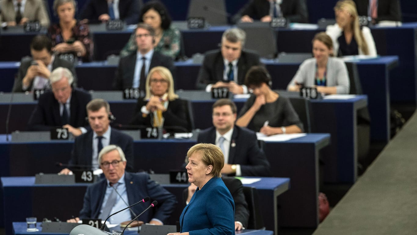 Angela Merkel bekam im Europaparlament viel Applaus, aber musste sich auch an anhaltende Buhrufe gewöhnen.