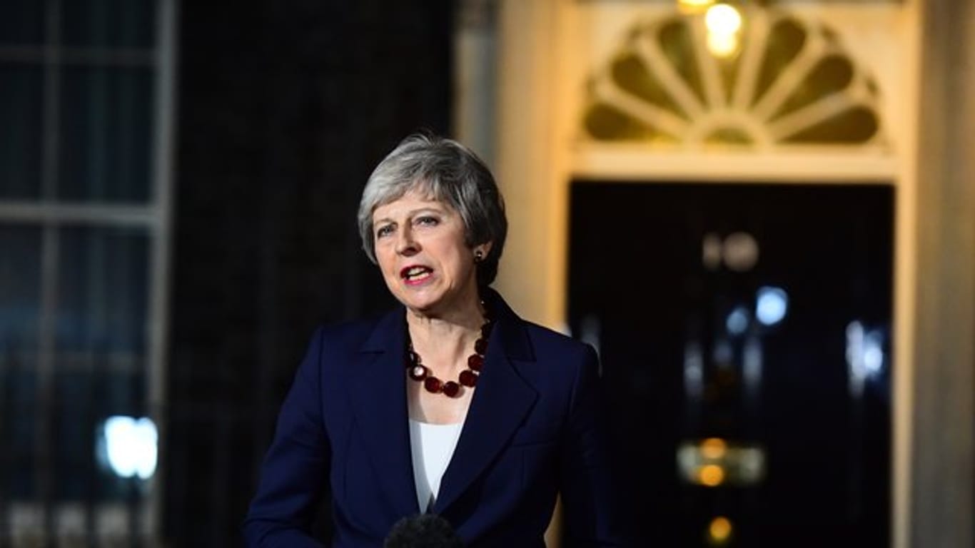 Etappensieg für Theresa May: Die Premierministerin von Großbritannien gibt eine Erklärung vor 10 Downing Street ab.