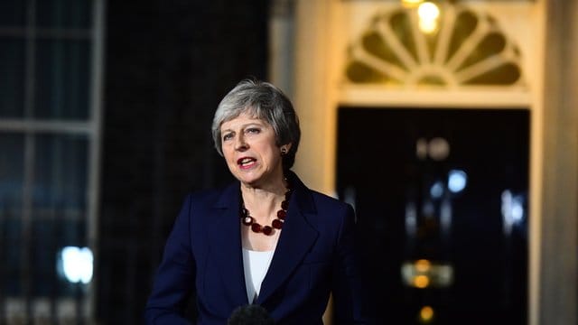 Etappensieg für Theresa May: Die Premierministerin von Großbritannien gibt eine Erklärung vor 10 Downing Street ab.