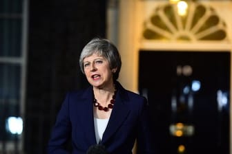 Etappensieg für Theresa May: Die Premierministerin von Großbritannien gibt eine Erklärung vor 10 Downing Street ab.