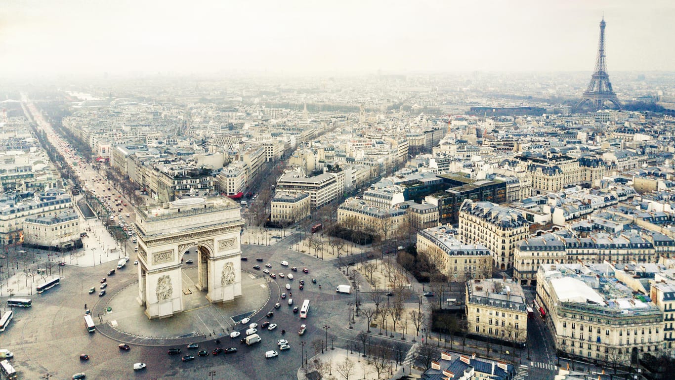 Blick auf Paris: Die Hauptstadt von Frankreich verbietet älteren Diesel-Fahrzeugen künftig den Zutritt zur Stadt.