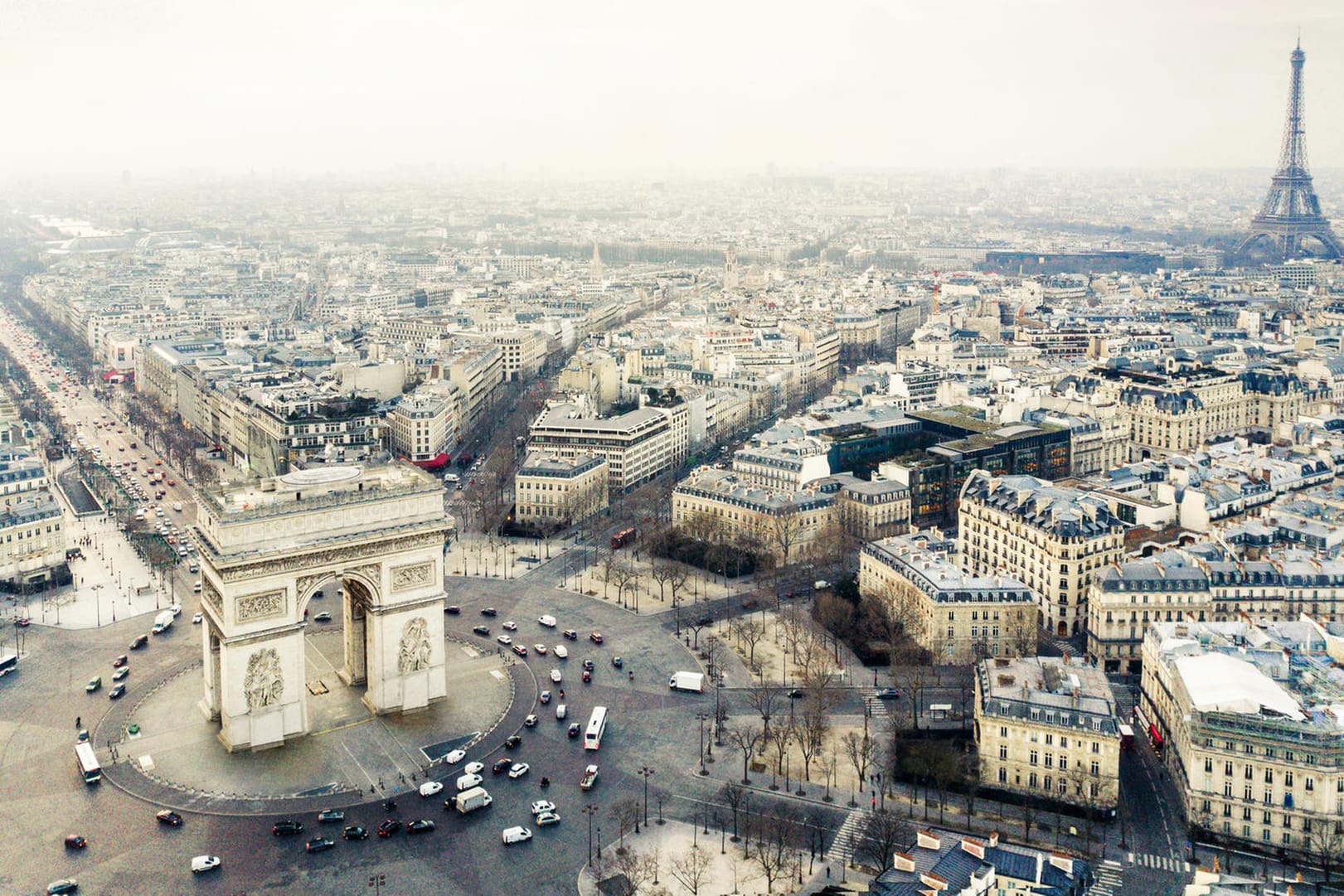 Blick auf Paris: Die Hauptstadt von Frankreich verbietet älteren Diesel-Fahrzeugen künftig den Zutritt zur Stadt.